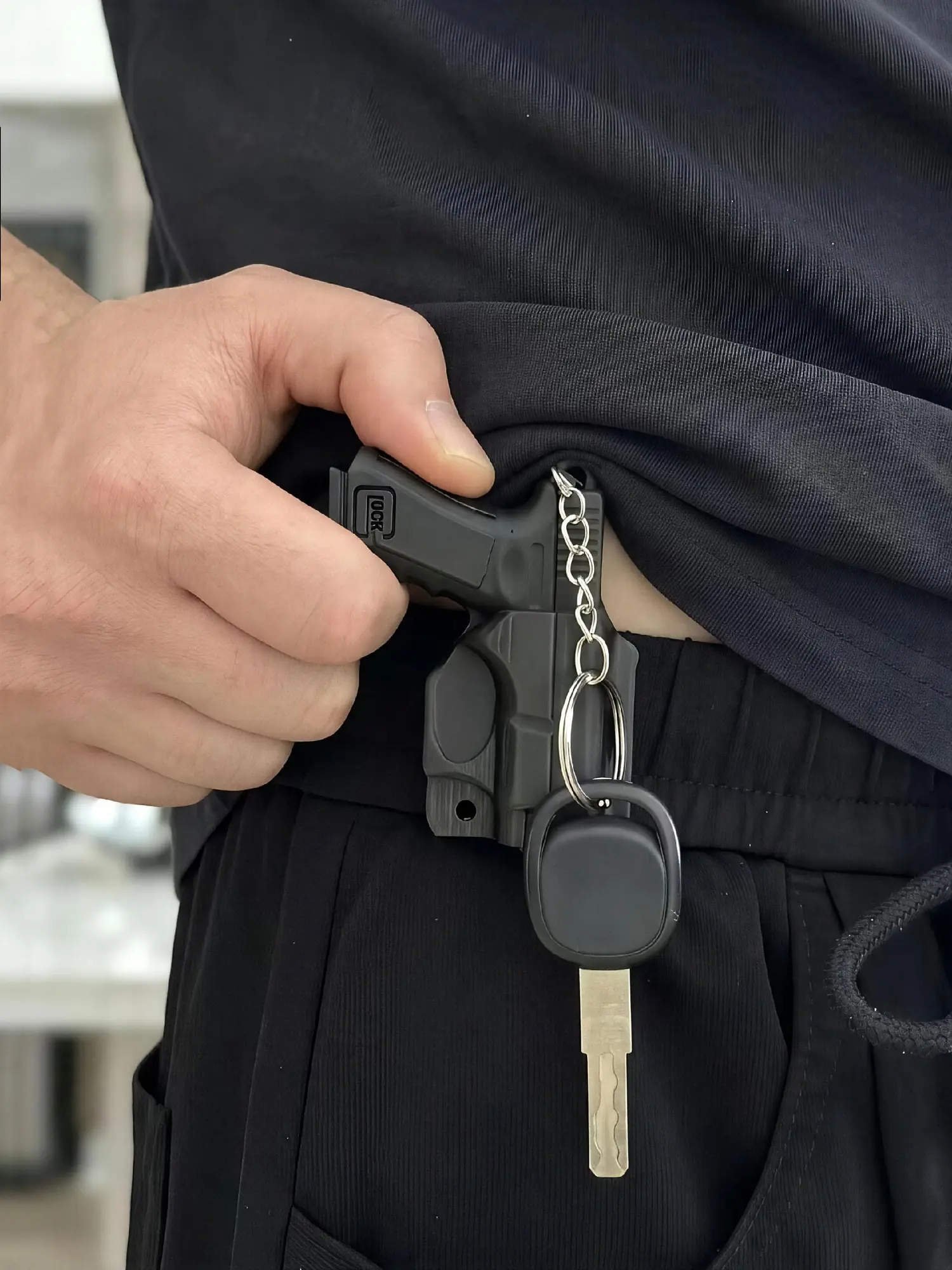 Кобура із защіпкою тримається на поясі, джинсах чи шортах — завжди під рукою